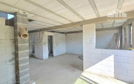 PRIESTRANNÝ RODINNÝ DOM MORAVANY N/V – UZAVRETÁ HRUBÁ STAVBA, GARÁŽ, VŠETKY SIETE