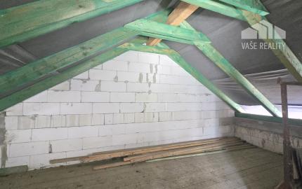 PRIESTRANNÝ RODINNÝ DOM MORAVANY N/V – UZAVRETÁ HRUBÁ STAVBA, GARÁŽ, VŠETKY SIETE