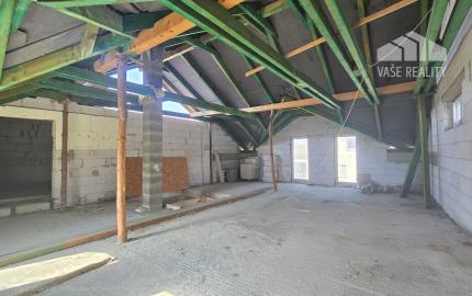 PRIESTRANNÝ RODINNÝ DOM MORAVANY N/V – UZAVRETÁ HRUBÁ STAVBA, GARÁŽ, VŠETKY SIETE