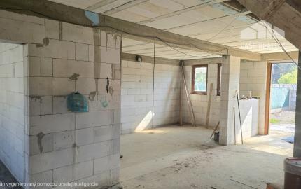 PRIESTRANNÝ RODINNÝ DOM MORAVANY N/V – UZAVRETÁ HRUBÁ STAVBA, GARÁŽ, VŠETKY SIETE