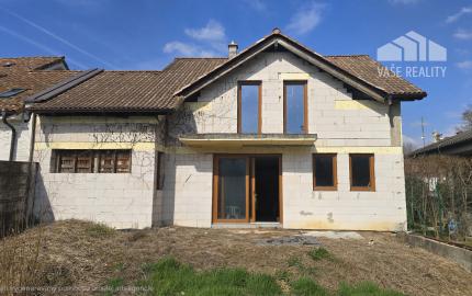 PRIESTRANNÝ RODINNÝ DOM MORAVANY N/V – UZAVRETÁ HRUBÁ STAVBA, GARÁŽ, VŠETKY SIETE
