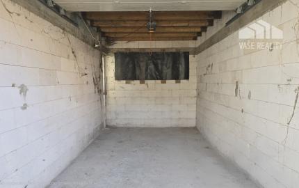 PRIESTRANNÝ RODINNÝ DOM MORAVANY N/V – UZAVRETÁ HRUBÁ STAVBA, GARÁŽ, VŠETKY SIETE