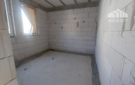 PRIESTRANNÝ RODINNÝ DOM MORAVANY N/V – UZAVRETÁ HRUBÁ STAVBA, GARÁŽ, VŠETKY SIETE