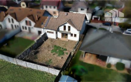 PRIESTRANNÝ RODINNÝ DOM MORAVANY N/V – UZAVRETÁ HRUBÁ STAVBA, GARÁŽ, VŠETKY SIETE