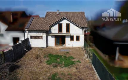 PRIESTRANNÝ RODINNÝ DOM MORAVANY N/V – UZAVRETÁ HRUBÁ STAVBA, GARÁŽ, VŠETKY SIETE