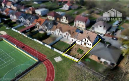 PRIESTRANNÝ RODINNÝ DOM MORAVANY N/V – UZAVRETÁ HRUBÁ STAVBA, GARÁŽ, VŠETKY SIETE