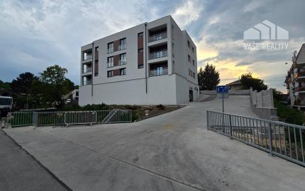 3i BYT 70m² balkón 5m², garáž + parkovacie miesto, novostavba BANKA