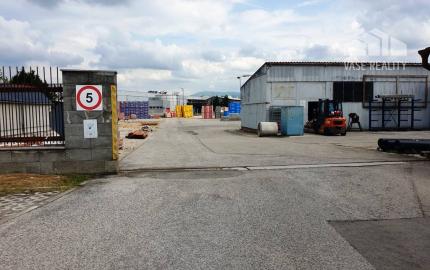 Priemyselný areál 9 000 m2 s montovanou halou 340 m2 - Nové Mesto n/V