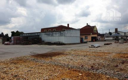 Priemyselný areál 9 000 m2 s montovanou halou 340 m2 - Nové Mesto n/V
