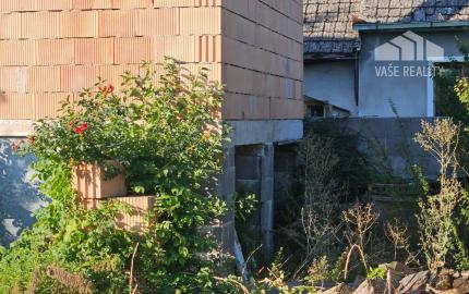 REKREAČNÝ DOMČEK  V CENTRE OBCE OSTROV PRI PIEŠŤANOCH