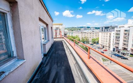 Na predaj 2,5 izbový byt s veľkou terasou 56 m² + 43 m², Krížna ul., Staré Mesto, kúpou voľný