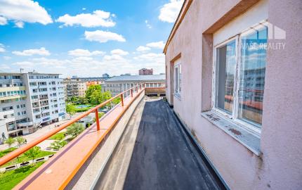 Na predaj 2,5 izbový byt s veľkou terasou 56 m² + 43 m², Krížna ul., Staré Mesto, kúpou voľný