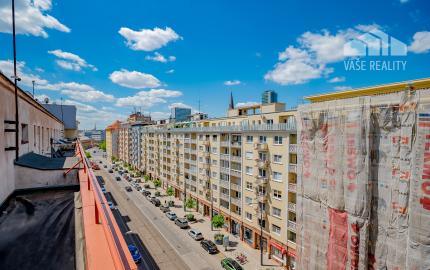 Na predaj 2,5 izbový byt s veľkou terasou 56 m² + 43 m², Krížna ul., Staré Mesto, kúpou voľný