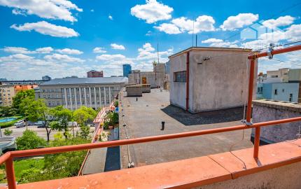 Na predaj 2,5 izbový byt s veľkou terasou 56 m² + 43 m², Krížna ul., Staré Mesto, kúpou voľný