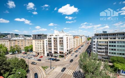 Na predaj 2,5 izbový byt s veľkou terasou 56 m² + 43 m², Krížna ul., Staré Mesto, kúpou voľný