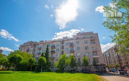 Na predaj 2,5 izbový byt s veľkou terasou 56 m² + 43 m², Krížna ul., Staré Mesto, kúpou voľný