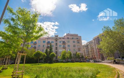 Na predaj 2,5 izbový byt s veľkou terasou 56 m² + 43 m², Krížna ul., Staré Mesto, kúpou voľný