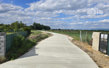 STAVEBNÝ POZEMOK 561 M² BOROVCE *VIDEO* /ELEKTRINA, VODA, KANALIZÁCIA/
