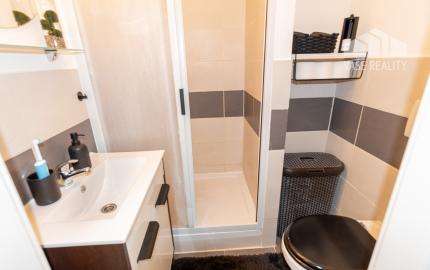 Na predaj elegantný a moderný 2-izbový byt po kompletnej rekonštrukcii + parkovacie státie, Vlčie Hrdlo, Ružinov