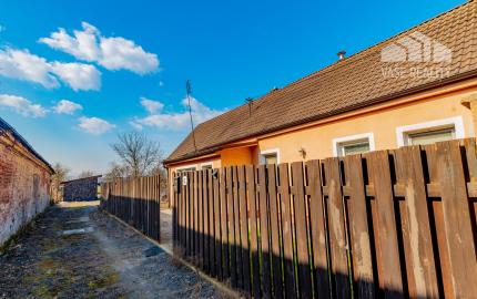 Útulný rodinný dom s garážou a krbom v pokojnej obci Závod – len 45 km od Bratislavy