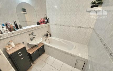 1 izbový byt Bánovce nad Bebravou-CENTRUM-STRED/BALKÓN/ 44m2