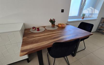 KOMPLETNE ZARIADENÝ ZREKONŠTRUOVANÝ RODINNÝ DOM S VLASTNÝM KÚSKOM LESA – LÚKA, okr. Nové Mesto n/V
