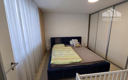 KOMPLETNE ZARIADENÝ ZREKONŠTRUOVANÝ RODINNÝ DOM S VLASTNÝM KÚSKOM LESA – LÚKA, okr. Nové Mesto n/V