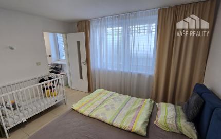 KOMPLETNE ZARIADENÝ ZREKONŠTRUOVANÝ RODINNÝ DOM S VLASTNÝM KÚSKOM LESA – LÚKA, okr. Nové Mesto n/V