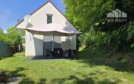KOMPLETNE ZARIADENÝ ZREKONŠTRUOVANÝ RODINNÝ DOM S VLASTNÝM KÚSKOM LESA – LÚKA, okr. Nové Mesto n/V