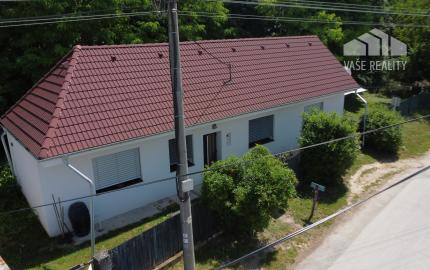 KOMPLETNE ZARIADENÝ ZREKONŠTRUOVANÝ RODINNÝ DOM S VLASTNÝM KÚSKOM LESA – LÚKA, okr. Nové Mesto n/V