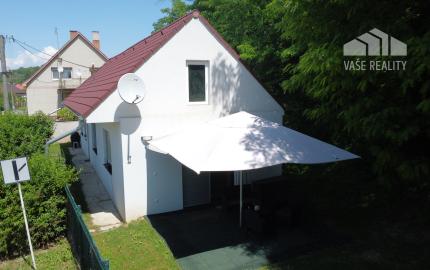 KOMPLETNE ZARIADENÝ ZREKONŠTRUOVANÝ RODINNÝ DOM S VLASTNÝM KÚSKOM LESA – LÚKA, okr. Nové Mesto n/V