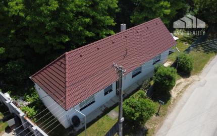 KOMPLETNE ZARIADENÝ ZREKONŠTRUOVANÝ RODINNÝ DOM S VLASTNÝM KÚSKOM LESA – LÚKA, okr. Nové Mesto n/V