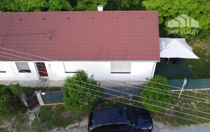 KOMPLETNE ZARIADENÝ ZREKONŠTRUOVANÝ RODINNÝ DOM S VLASTNÝM KÚSKOM LESA – LÚKA, okr. Nové Mesto n/V