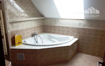 Na prenájom moderný kompletne zariadený 2-izbový byt s veľkou terasou - Nové Mesto n/V