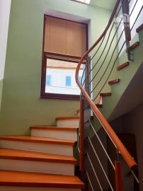 Na prenájom moderný kompletne zariadený 2-izbový byt s veľkou terasou - Nové Mesto n/V