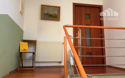 Na prenájom moderný kompletne zariadený 2-izbový byt s veľkou terasou - Nové Mesto n/V
