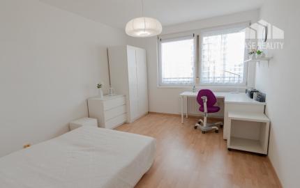 Na prenájom priestranný 3-izbový byt s lodžiou, 101 m², nádherný výhľad na Bratislavu,Zadunajská cesta, Petržalka, od 10/2026