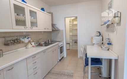 Na prenájom priestranný 3-izbový byt s lodžiou, 101 m², nádherný výhľad na Bratislavu,Zadunajská cesta, Petržalka, od 10/2026