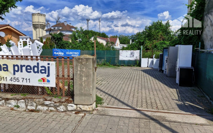 ** EXKLUZÍVNE ** Na predaj stavebný pozemok o výmere 678 m2 - ul. Piešťanská - Nové Mesto n/V