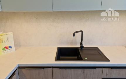 ** EXKLUZÍVNE ** Na predaj 3-izbový byt s balkónom po rozsiahlej modernej rekonštrukcií - ul Dukelská, Nové Mesto n/V