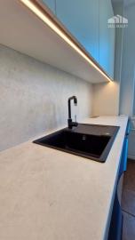** EXKLUZÍVNE ** Na predaj 3-izbový byt s balkónom po rozsiahlej modernej rekonštrukcií - ul Dukelská, Nové Mesto n/V
