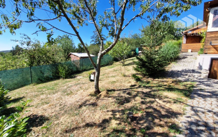 ** Na predaj záhradná chata s príslušenstvom, pozemkom 402 m² a krásnym výhľadom – Nové Mesto n/V **