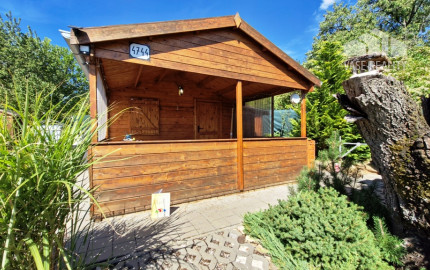 ** Na predaj záhradná chata s príslušenstvom, pozemkom 402 m² a krásnym výhľadom – Nové Mesto n/V **