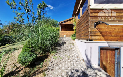 ** Na predaj záhradná chata s príslušenstvom, pozemkom 402 m² a krásnym výhľadom – Nové Mesto n/V **