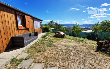 ** Na predaj záhradná chata s príslušenstvom, pozemkom 402 m² a krásnym výhľadom – Nové Mesto n/V **