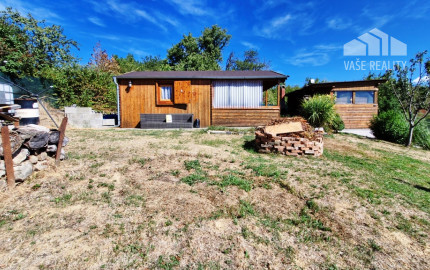 ** Na predaj záhradná chata s príslušenstvom, pozemkom 402 m² a krásnym výhľadom – Nové Mesto n/V **