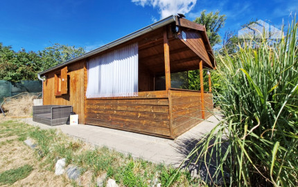 ** Na predaj záhradná chata s príslušenstvom, pozemkom 402 m² a krásnym výhľadom – Nové Mesto n/V **