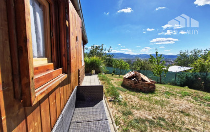 ** Na predaj záhradná chata s príslušenstvom, pozemkom 402 m² a krásnym výhľadom – Nové Mesto n/V **