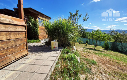 ** Na predaj záhradná chata s príslušenstvom, pozemkom 402 m² a krásnym výhľadom – Nové Mesto n/V **