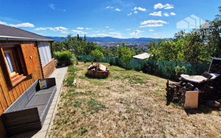 ** Na predaj záhradná chata s príslušenstvom, pozemkom 402 m² a krásnym výhľadom – Nové Mesto n/V **